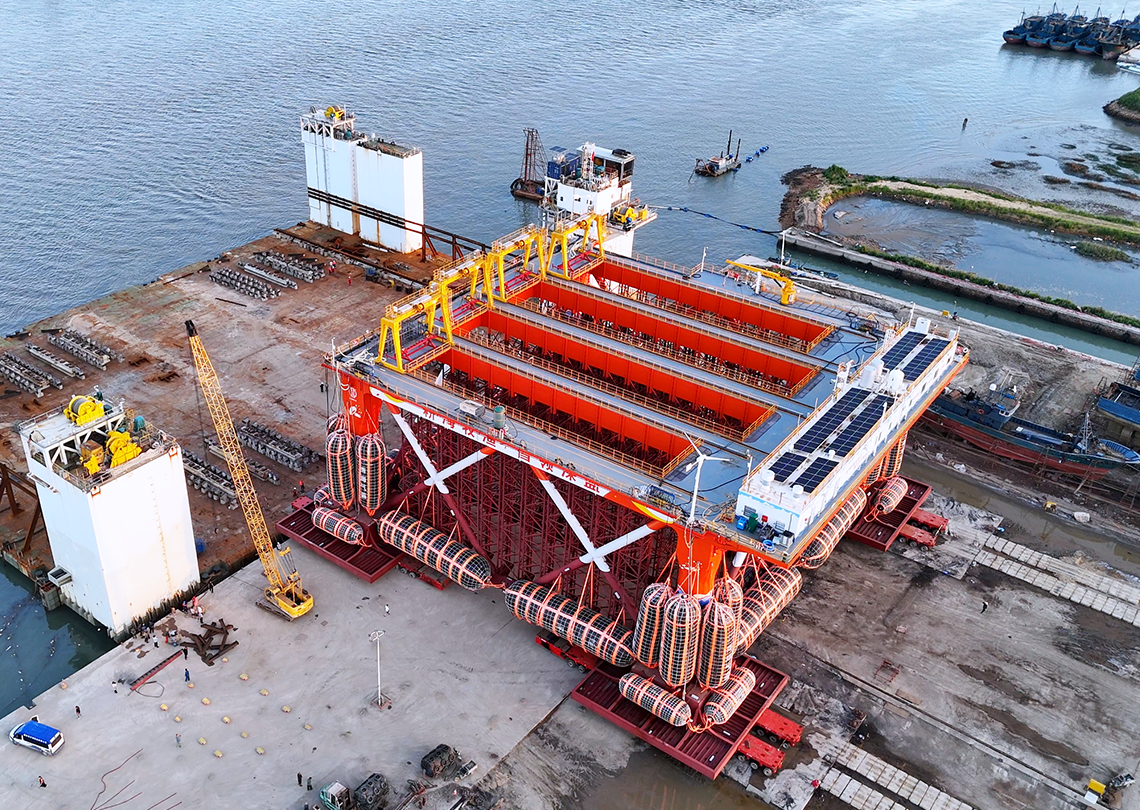 国内首个深远海智能化海参养殖网箱“金仓一号”滚装移运项目